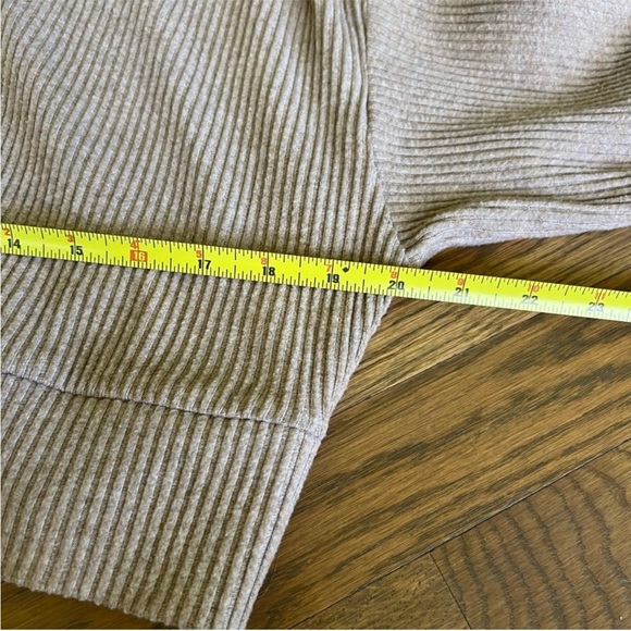 ALO yoga- Muse Hoodie size XS - Picture 5 of 8